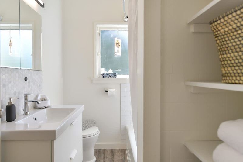 Main cottage bathroom.