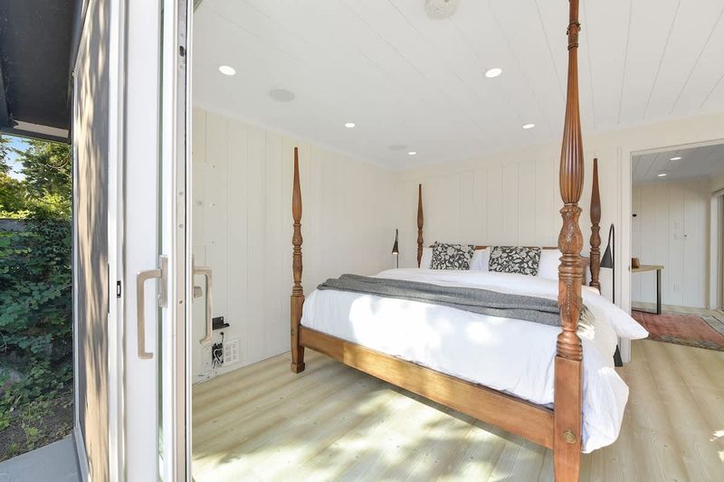 Second private bedroom cottage with king bed.