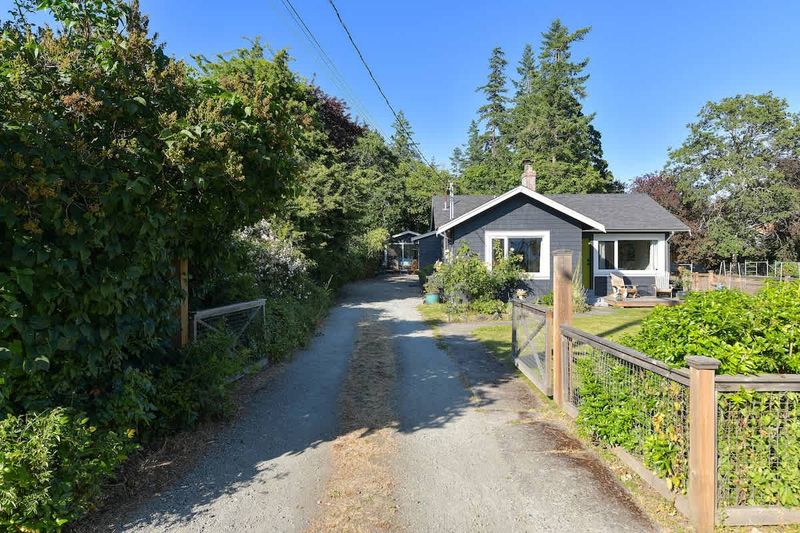 Front of the main cottage and driveway.