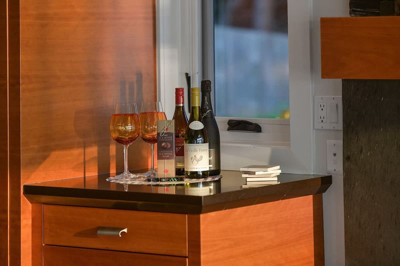 Fully equipped modern kitchen.