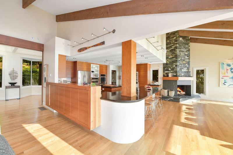 Modern and fully equipped kitchen.