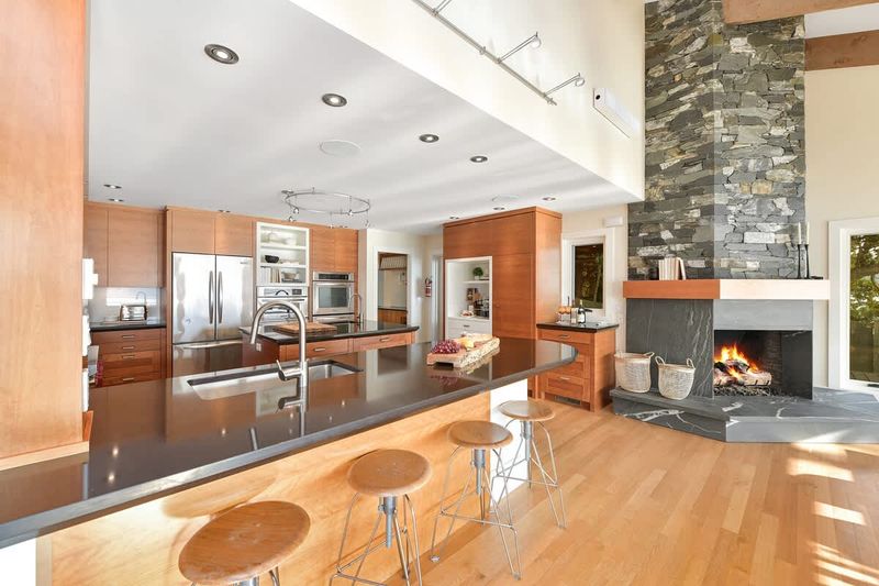 Modern and fully equipped kitchen.