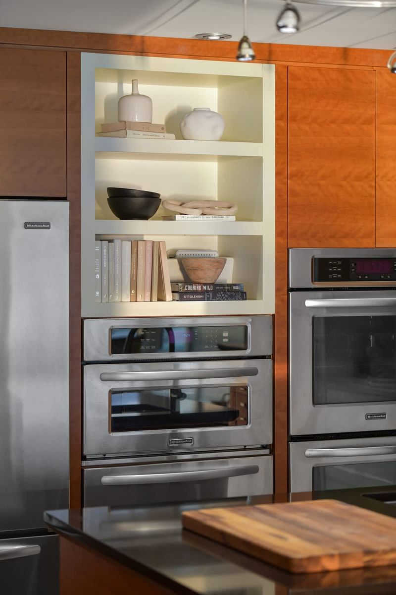 Fully equipped modern kitchen.