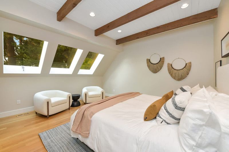 Fifth bedroom on the upper floor.