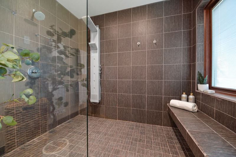 Primary bedroom ensuite on the main floor.