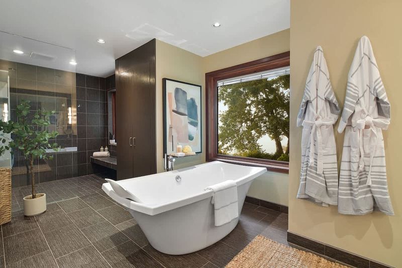 Primary bedroom ensuite on the main floor.