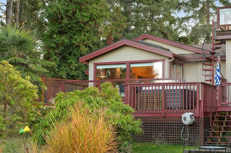 Hot tub on upper deck