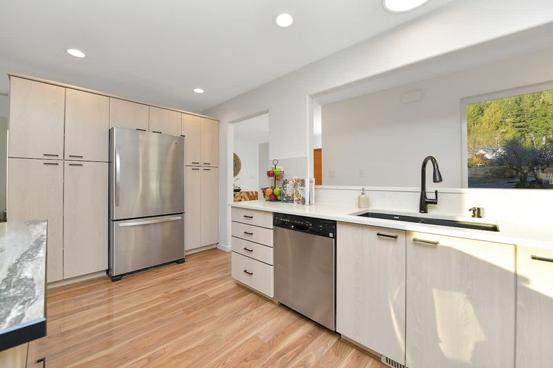 Main level fully equipped modern kitchen.