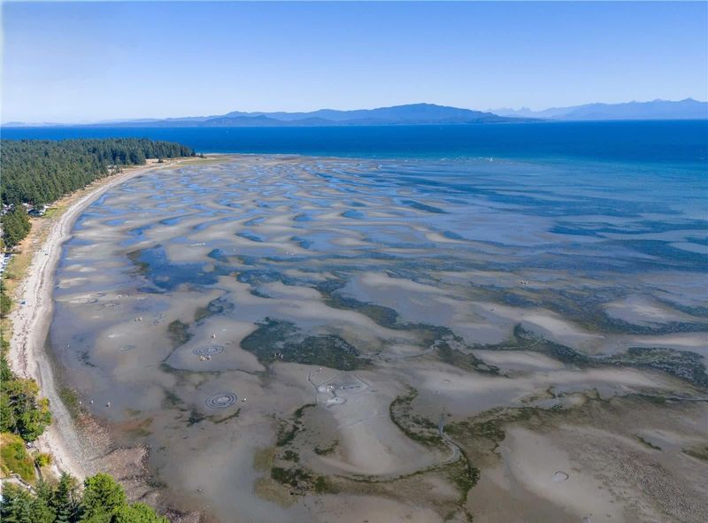 Amazing sandy beaches at Craig Bay.