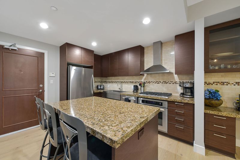Fully equipped modern kitchen.