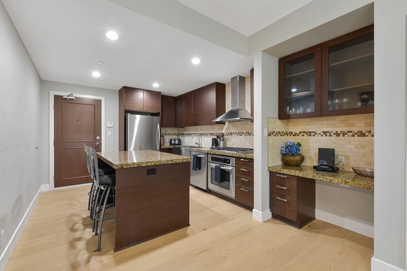 Fully equipped modern kitchen.