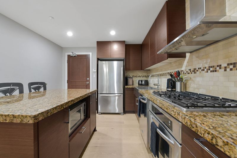 Fully equipped modern kitchen.