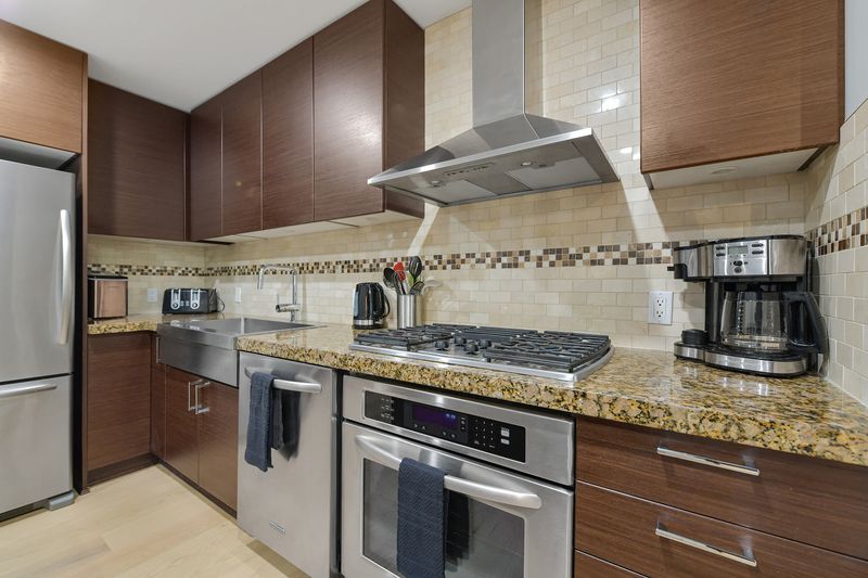 Fully equipped modern kitchen.