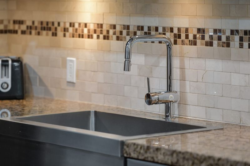Fully equipped modern kitchen.