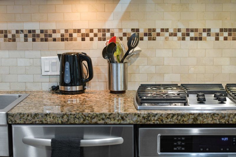 Fully equipped modern kitchen.