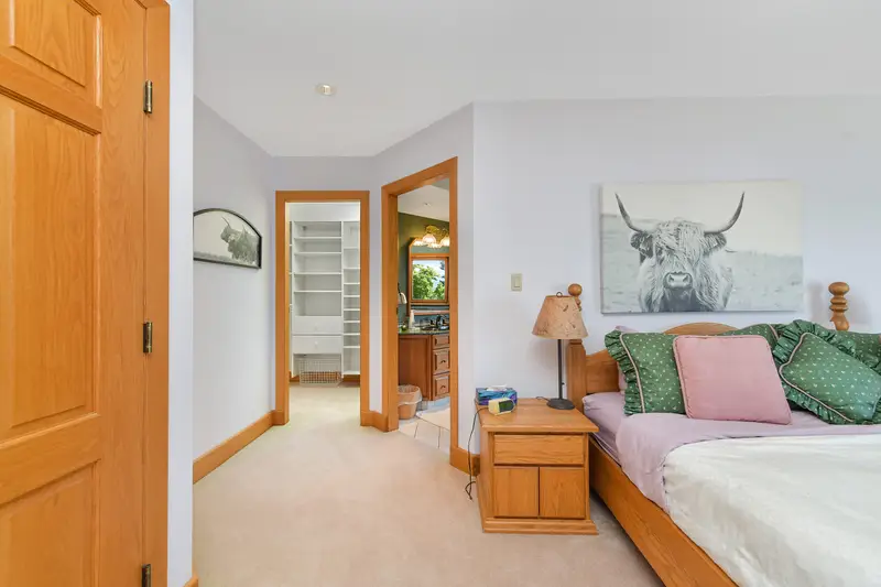 Bedroom 4 Ensuite, Walk in closet