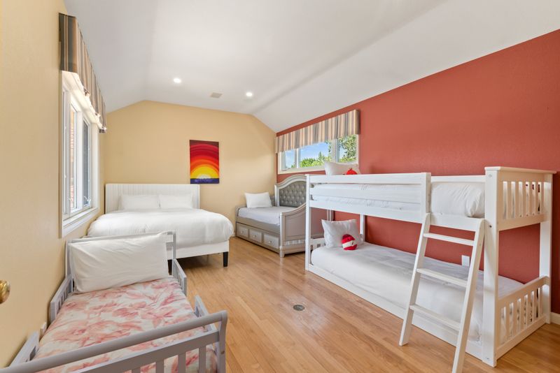 42e1be11 ff49 43f7 a0f7 25562740ecff homerunner