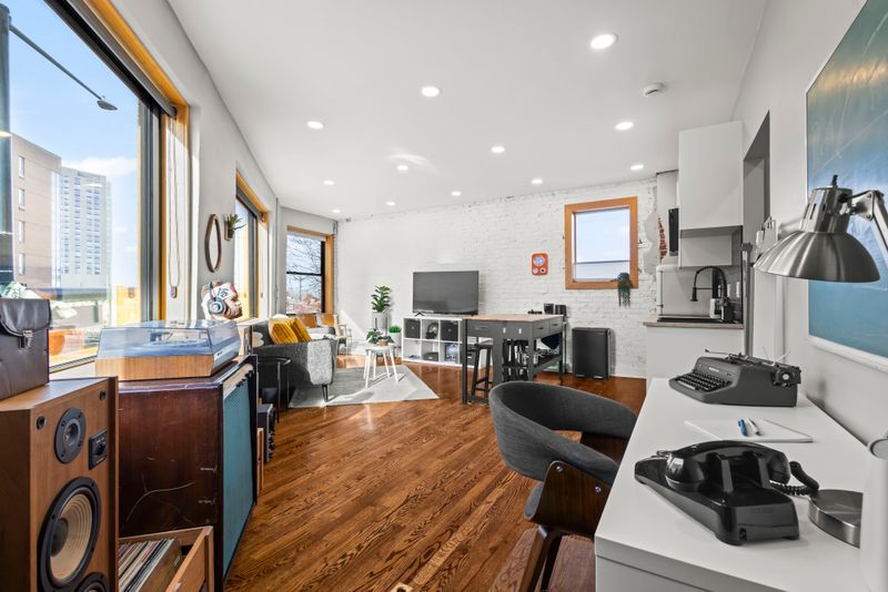 909bf0c9 31b8 4c94 9ef6 3a4e8951010c homerunner