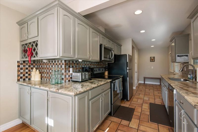 B40984a5 5f05 417f b28f f8c8e0d74881 homerunner