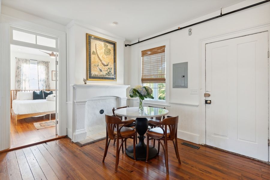 Dining area for 4 guests 