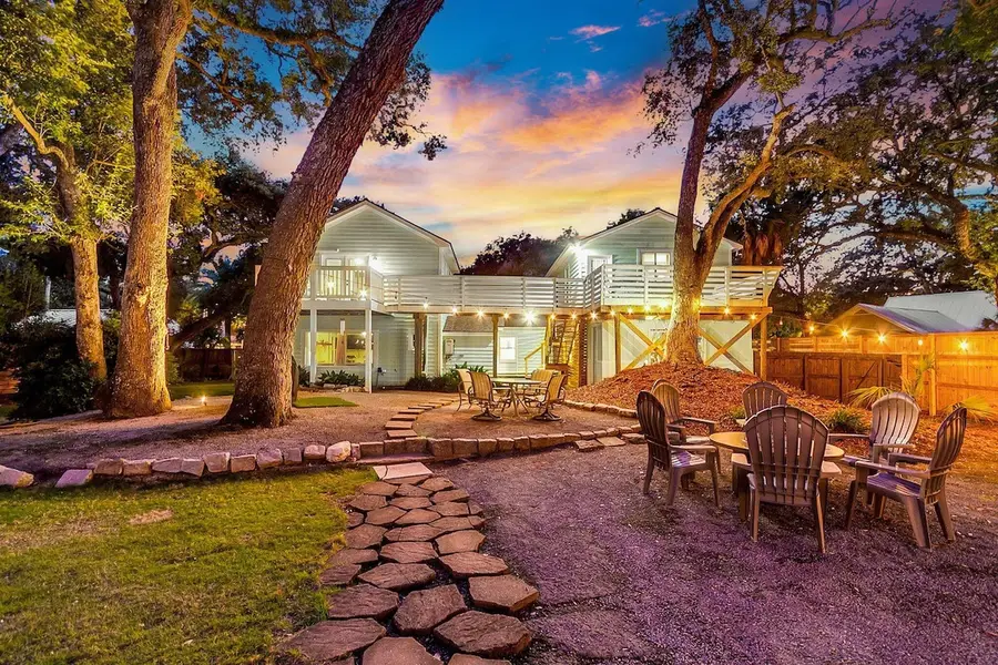 Come stay at your IOP dream beach tree house!