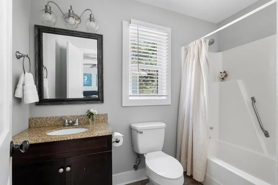 Bathroom 1: Shower/tub combo 