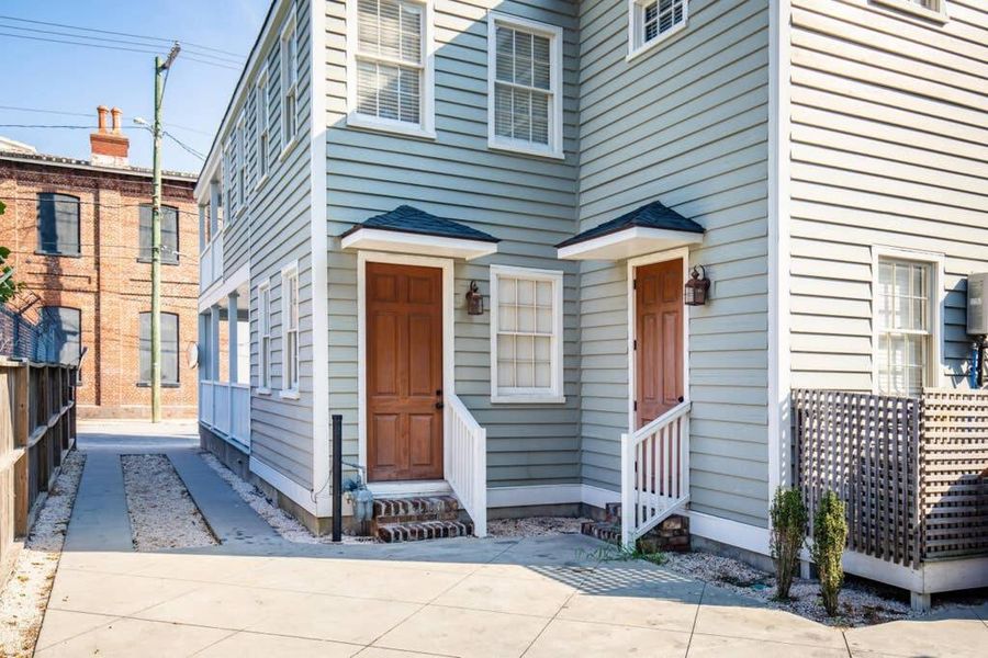 Come stay in beautiful downtown Charleston!
