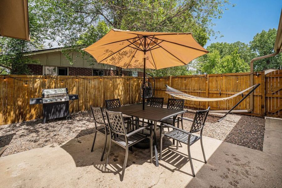 Spacious duplex w/ hammock & BBQ patio Main Image
