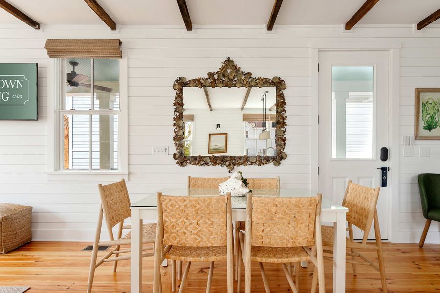 Dining seating for your group plus additional seating on the island!