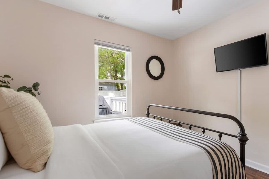Bedroom #3: Queen Bed 