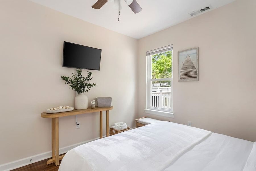 Bedroom #4: Queen Bed 