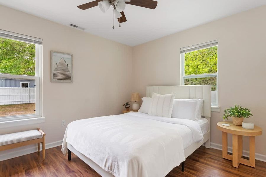 Bedroom #4: Queen Bed 