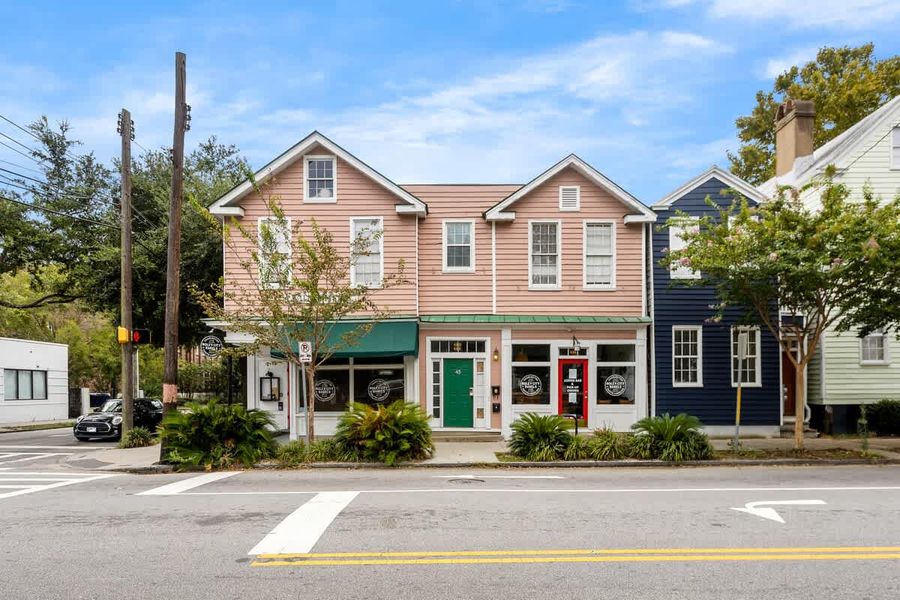 You will be within walking distance to endless restaurants, shops and bars! King Street is just 1 block away!