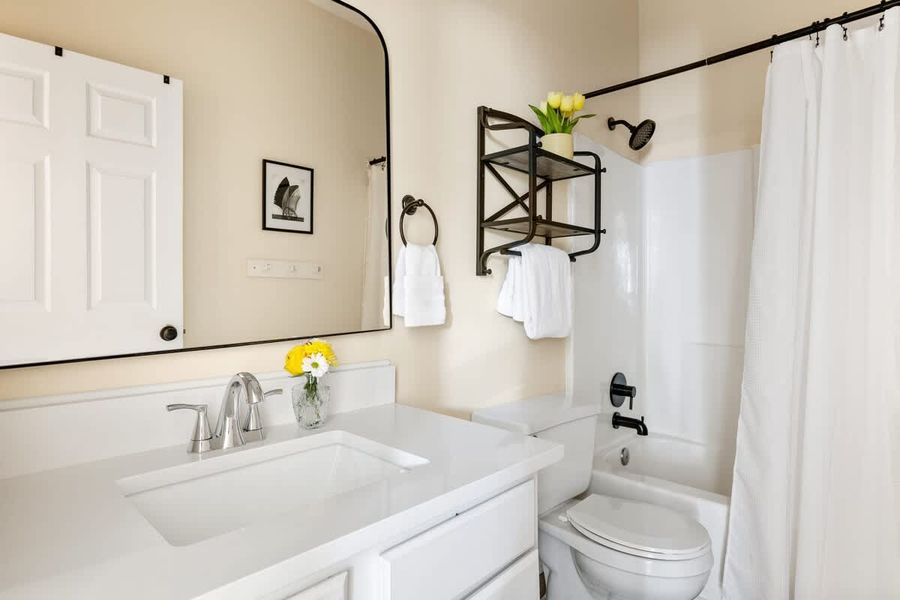 Bathroom 1: Shower/tub combo
