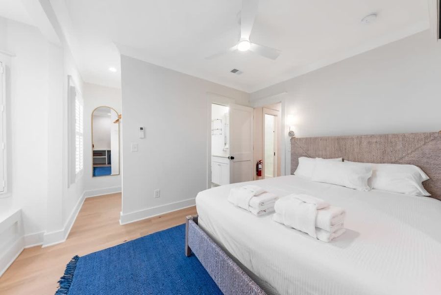 Bedroom 3: Queen bed