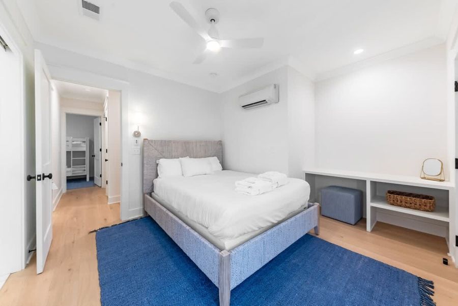 Bedroom 3: Queen bed