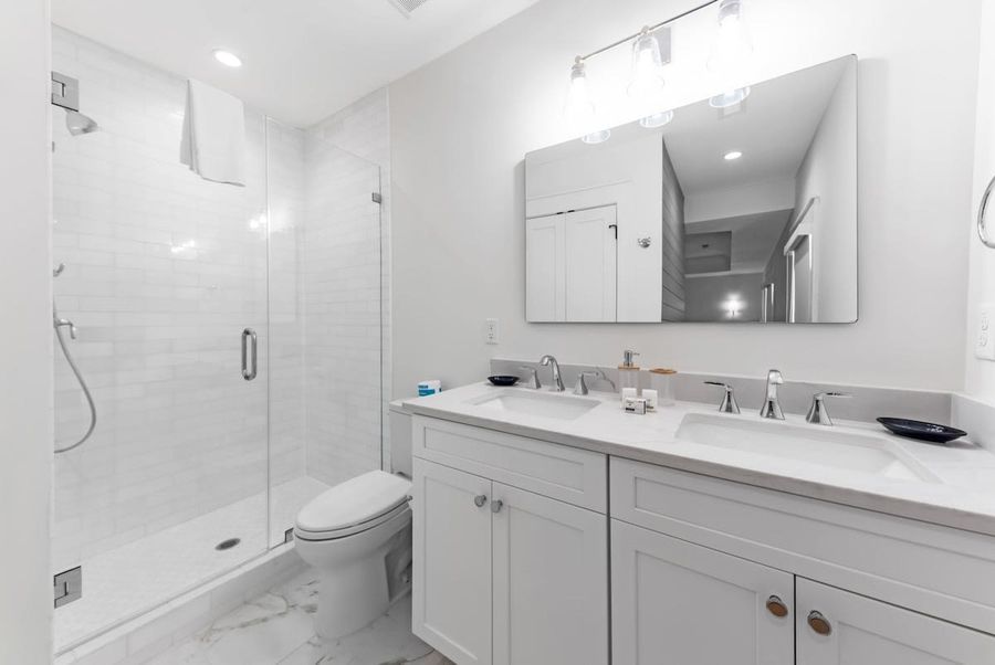 Double vanity in the master bath ensures there are no bath queues in the morning.