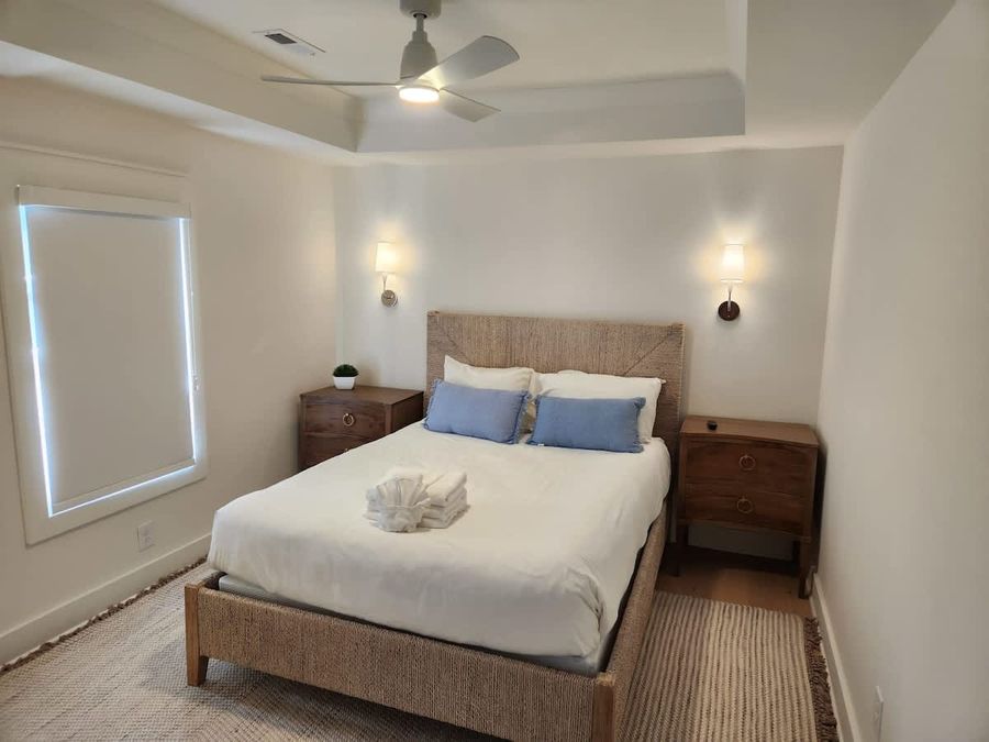 Bedroom 2: Queen bed