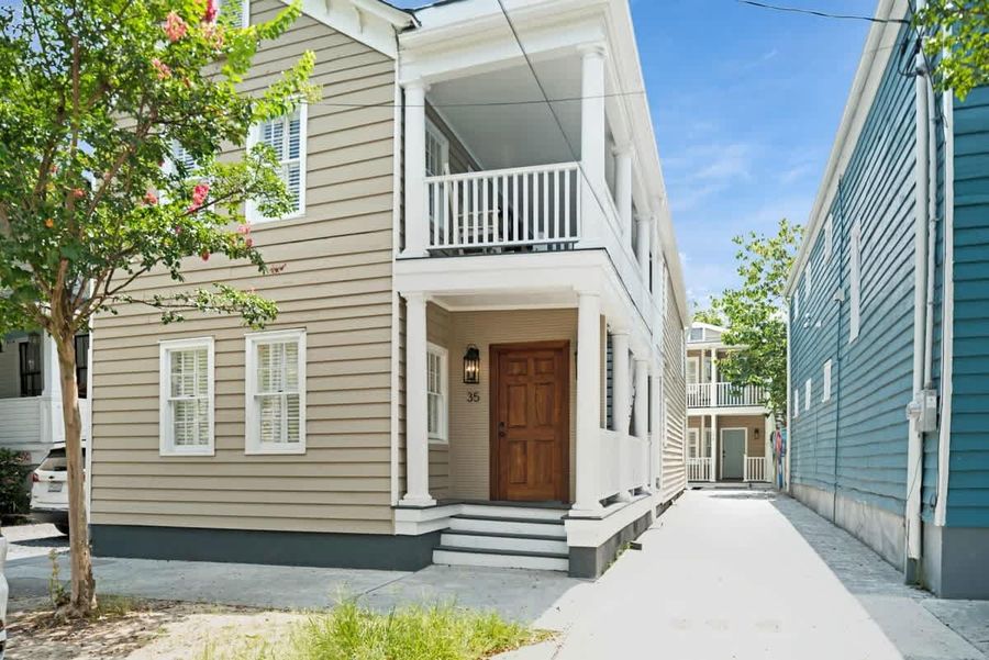 The apartment is in the trendy Cannonborough-Elliotborough neighborhood, just 1.5 blocks from
the vibrant King Street.