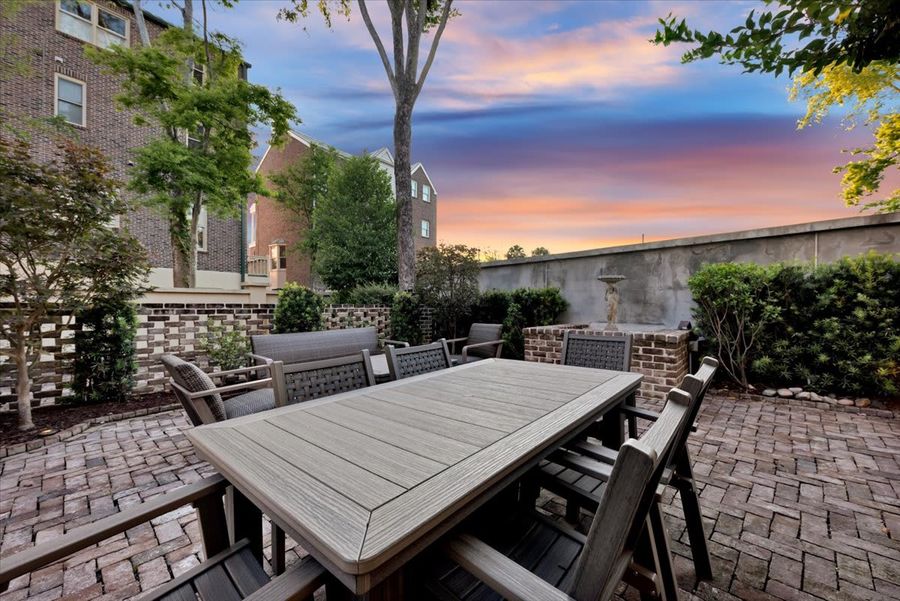 Large outdoor dining area for 6!