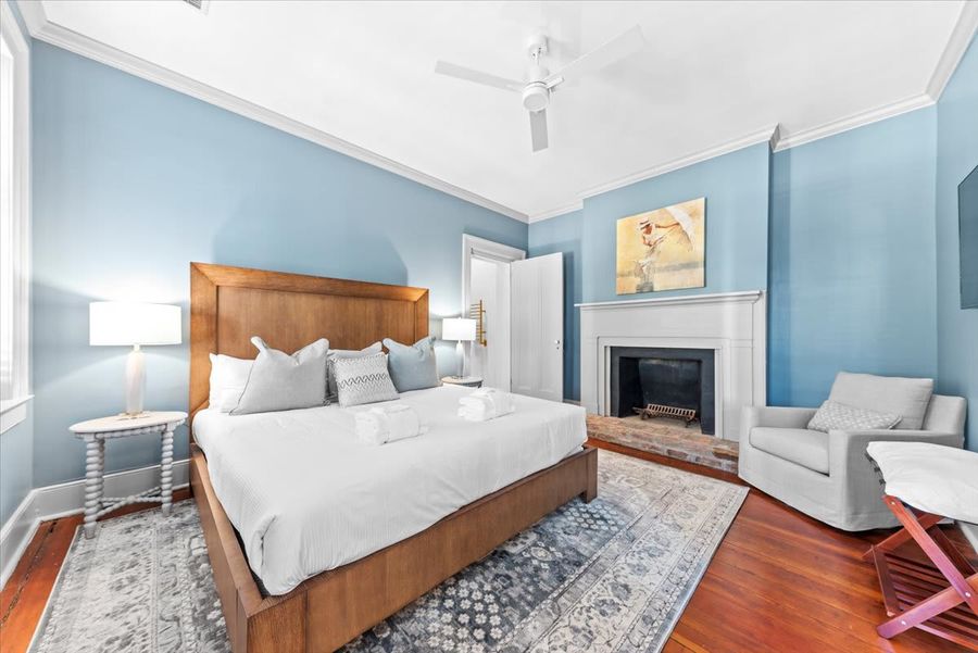 Bedroom 4: King Bed