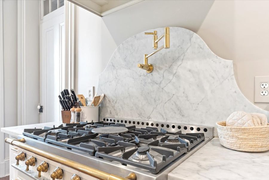 Fully equipped kitchen with everything you need to cook a meal