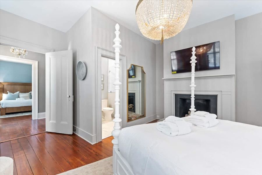 Bedroom 1: Queen Bed