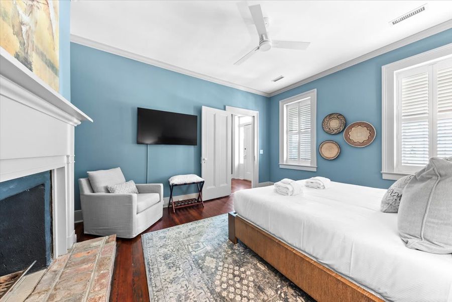 Bedroom 4: King Bed