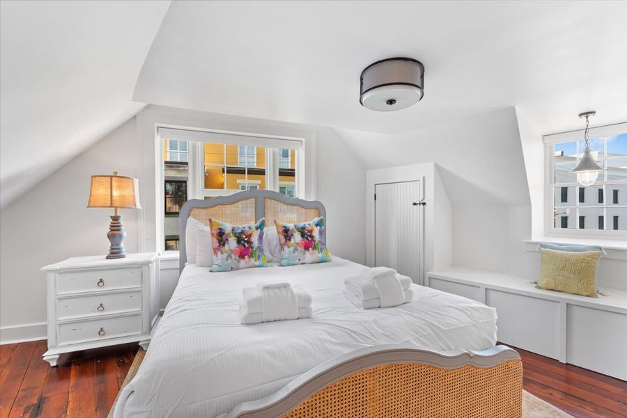 Bedroom 3: Queen Bed