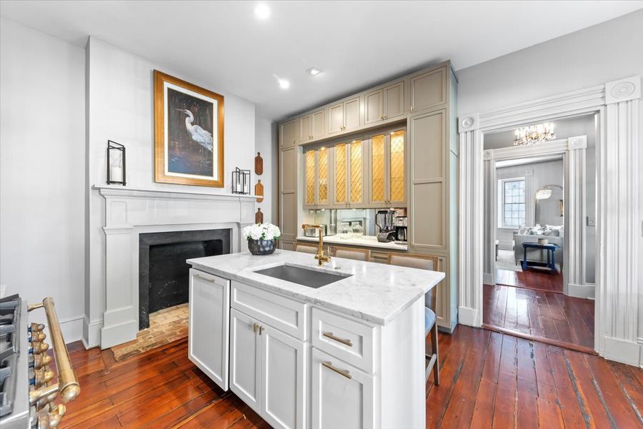 Fully equipped kitchen with everything you need to cook a meal + kitchen island