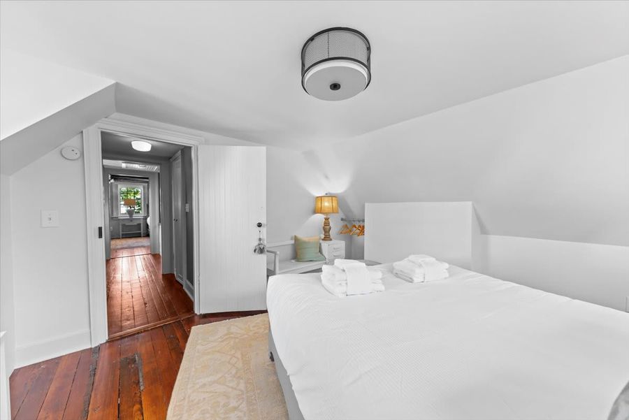 Bedroom 3: Queen Bed