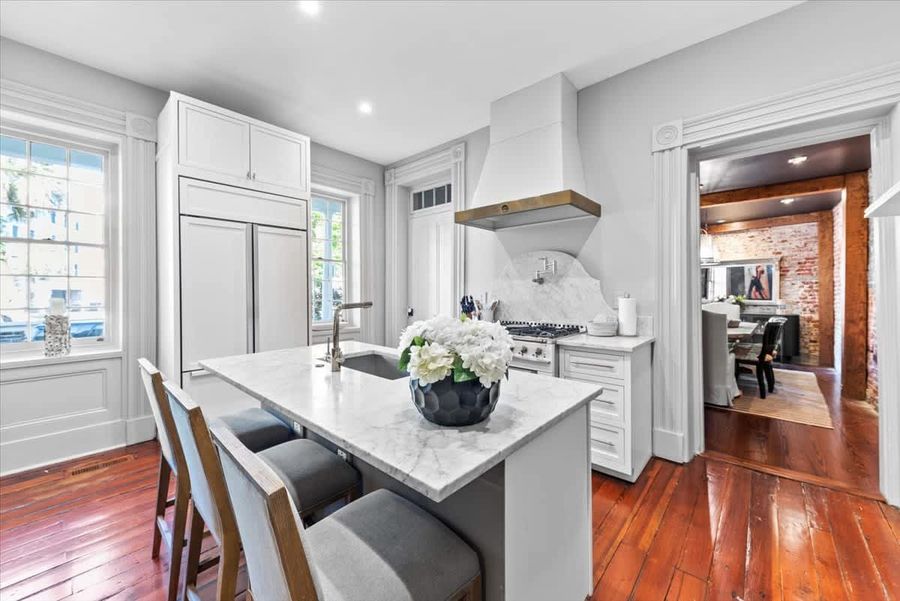 Fully equipped kitchen with everything you need to cook a meal + kitchen island