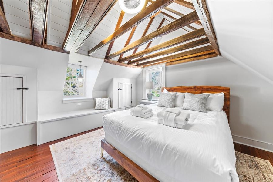 Bedroom 2: Queen Bed