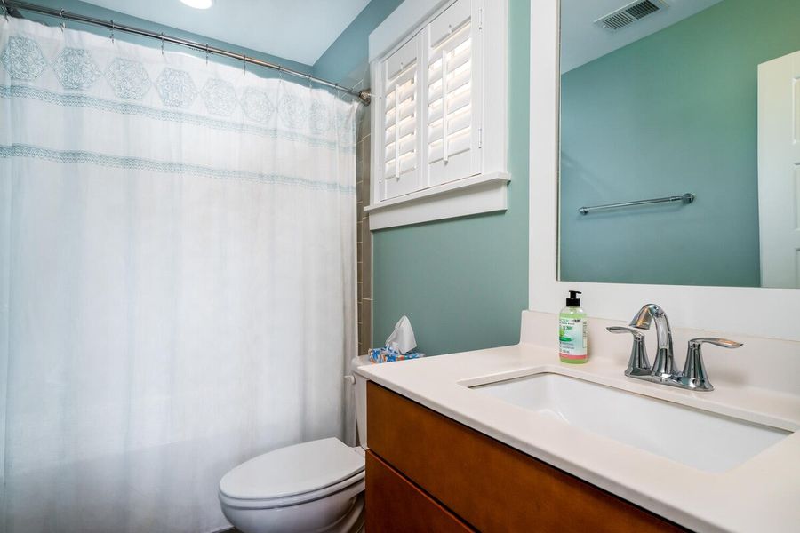 Bathroom 2: Shower/Tub